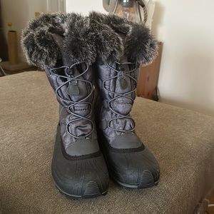 Insulated snow boots